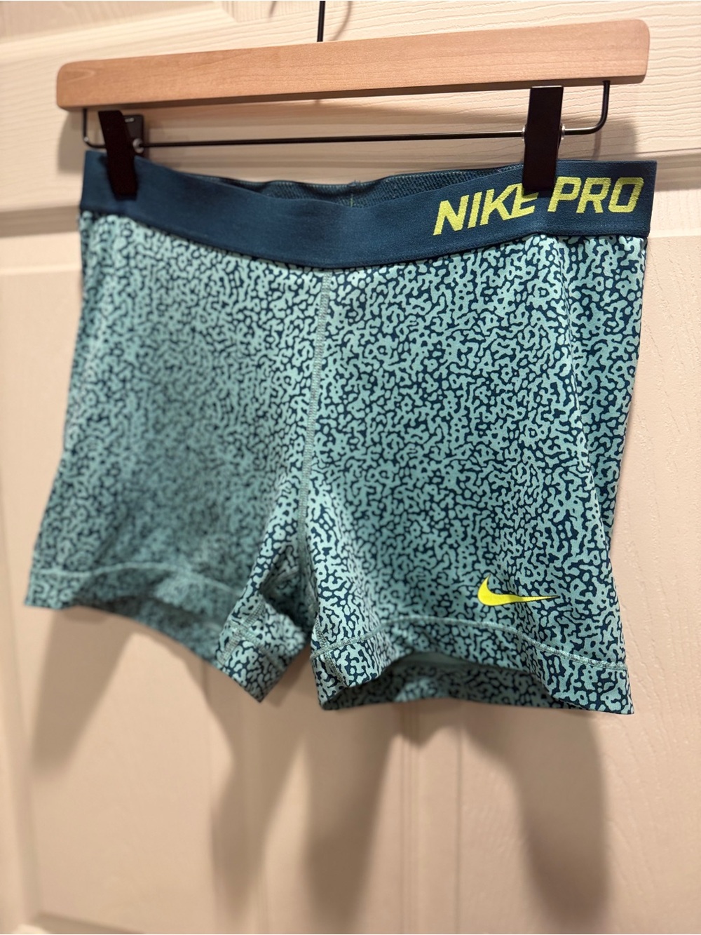 Nike Pro Women’s Compression Shorts Size L Blue Teal Print Athletic Gym - Picture 4 of 12
